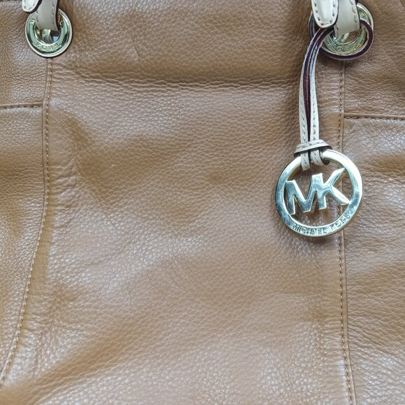 Michael Kors Jet Set Tan Tote Bag - Picture 2 of 14